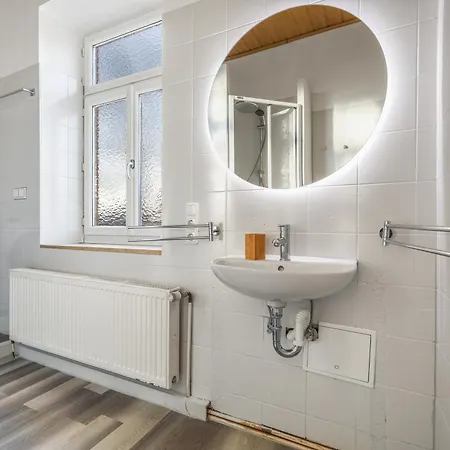 Cruwzo I Modern Centrally Located With Parking Modern Centrally Located With Parking *