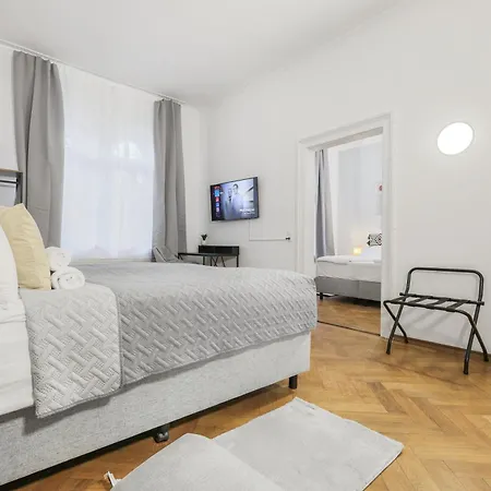 Cruwzo - Modern Centrally Located With Parking Apartment