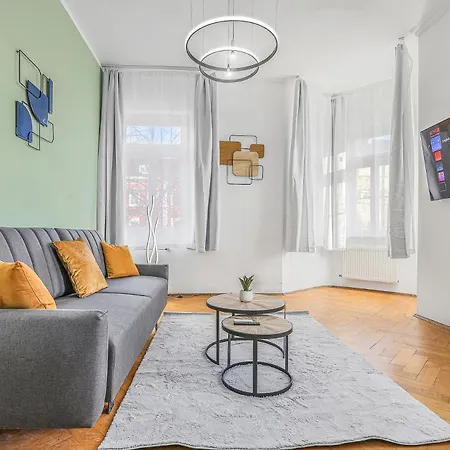Cruwzo I Modern Centrally Located With Parking Modern Centrally Located With Parking Appartamento *