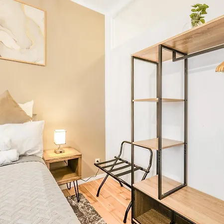 Cruwzo - Modern Centrally Located With Parking *