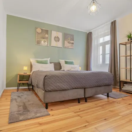 Cruwzo - Modern Centrally Located With Parking