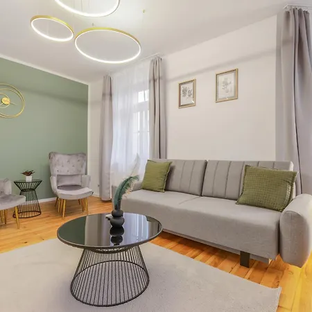 Cruwzo - Modern Centrally Located With Parking Apartment *