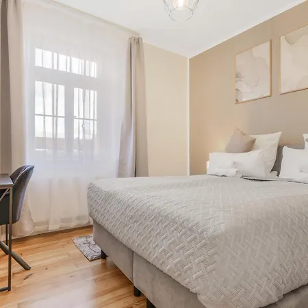 Cruwzo - Modern Centrally Located With Parking *