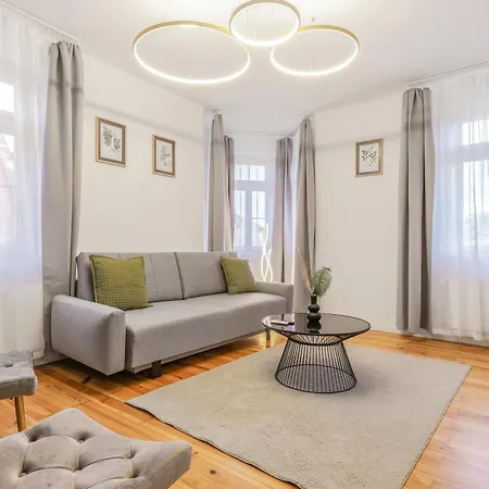 Cruwzo - Modern Centrally Located With Parking Apartment *