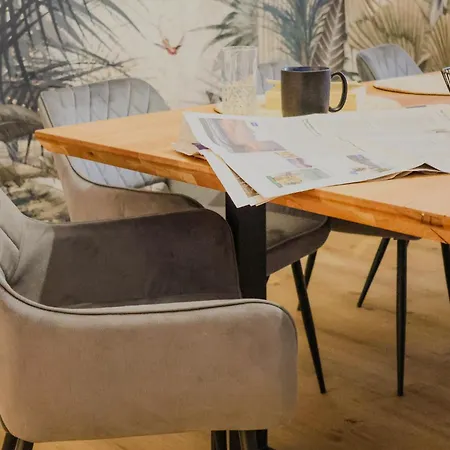 Daire Cruwzo - Modern Centrally Located With Parking *