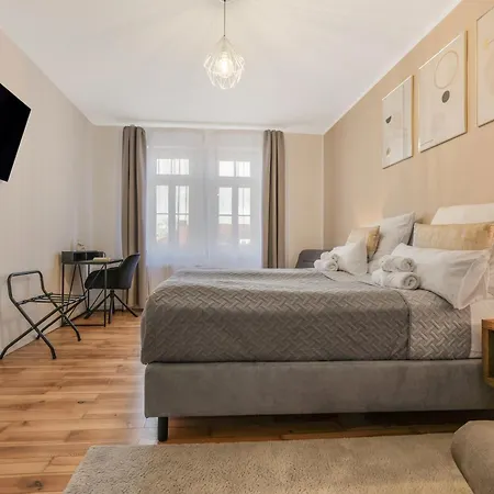 Cruwzo - Modern Centrally Located With Parking *