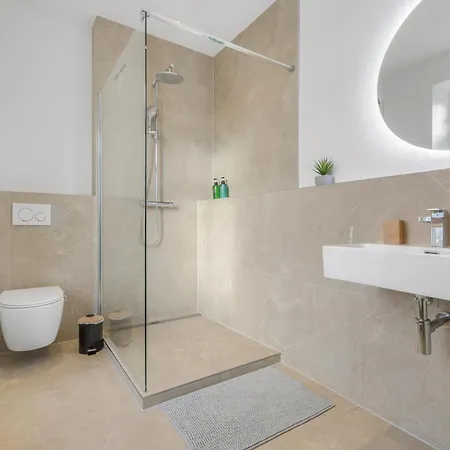 Cruwzo I Modern Centrally Located With Parking Modern Centrally Located With Parking Ingolstadt