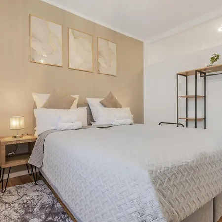 Cruwzo - Modern Centrally Located With Parking Apartment