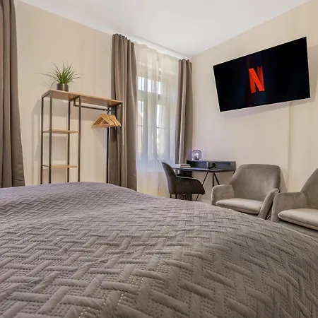Cruwzo - Modern Centrally Located With Parking *