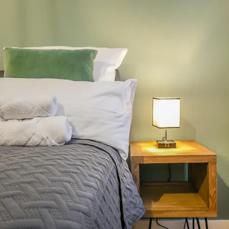 Cruwzo I Modern Centrally Located With Parking Modern Centrally Located With Parking