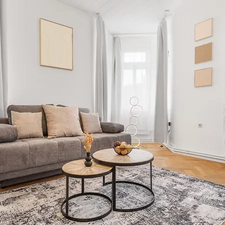 Cruwzo - Modern Centrally Located With Parking