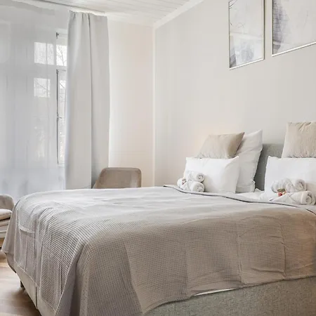 Cruwzo - Modern Centrally Located With Parking Apartment