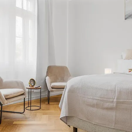 Cruwzo - Modern Centrally Located With Parking