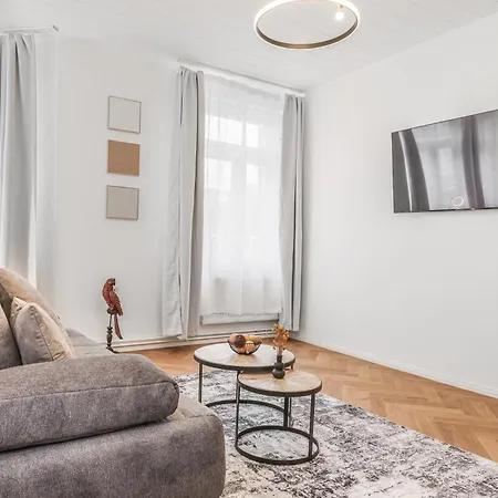 Cruwzo - Modern Centrally Located With Parking