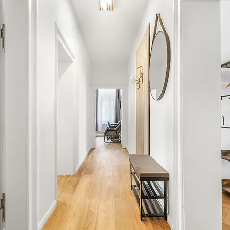 Cruwzo - Modern Centrally Located With Parking *