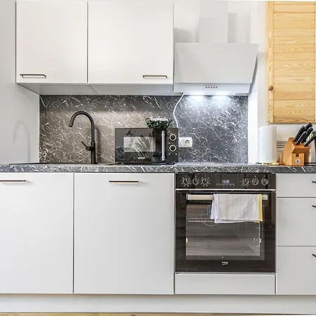 Cruwzo - Modern Centrally Located With Parking Apartment