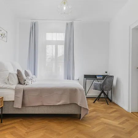 Cruwzo - Modern Centrally Located With Parking Apartment *