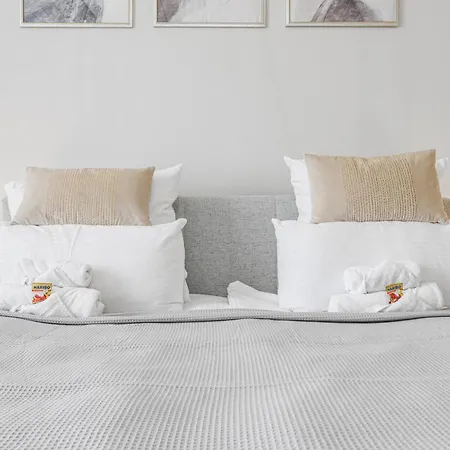 Cruwzo - Modern Centrally Located With Parking Apartment