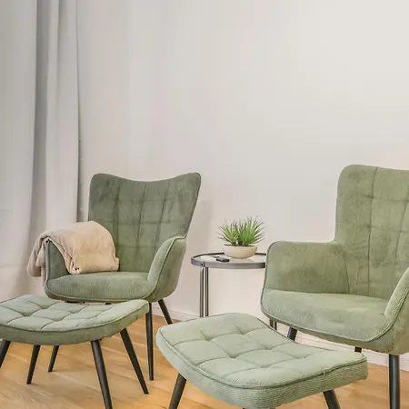 Cruwzo - Modern Centrally Located With Parking Apartment *