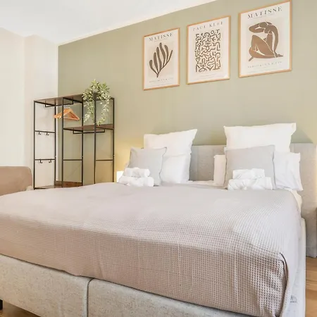 Apartment Cruwzo - Modern Centrally Located With Parking