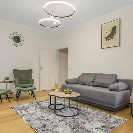 Apartment Cruwzo - Modern Centrally Located With Parking