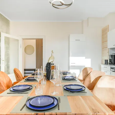 Cruwzo - Modern Centrally Located With Parking Apartment *