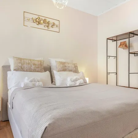 Cruwzo - Modern Centrally Located With Parking