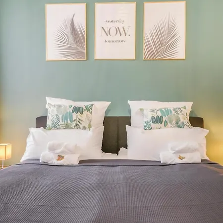 Cruwzo - Modern Centrally Located With Parking Apartment
