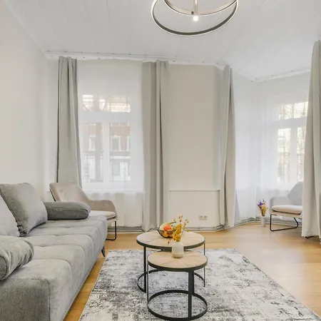 Cruwzo - Modern Centrally Located With Parking Apartment *
