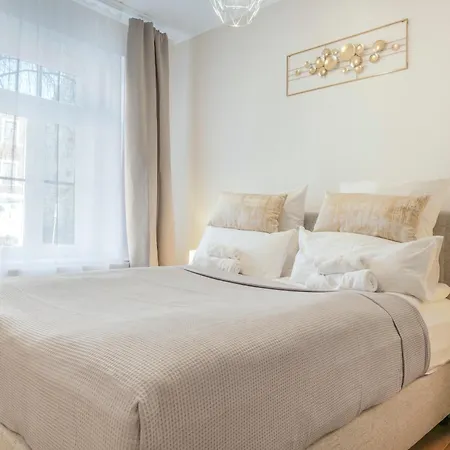 Apartment Cruwzo - Modern Centrally Located With Parking *