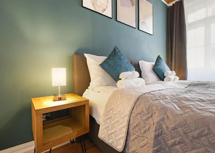 Cruwzo I Modern Centrally Located With Parking Modern Centrally Located With Parking
