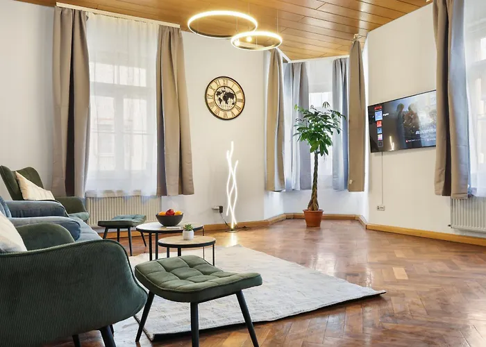 Cruwzo I Modern Centrally Located With Parking Modern Centrally Located With Parking *