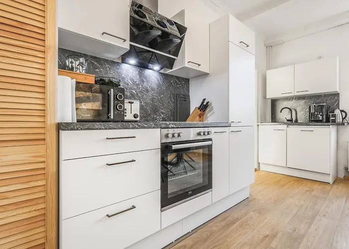 Cruwzo I Modern Centrally Located With Parking Modern Centrally Located With Parking