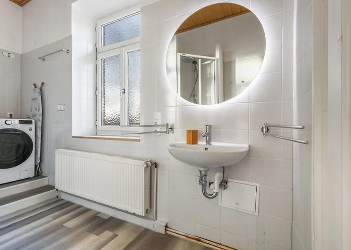 Cruwzo I Modern Centrally Located With Parking Modern Centrally Located With Parking *