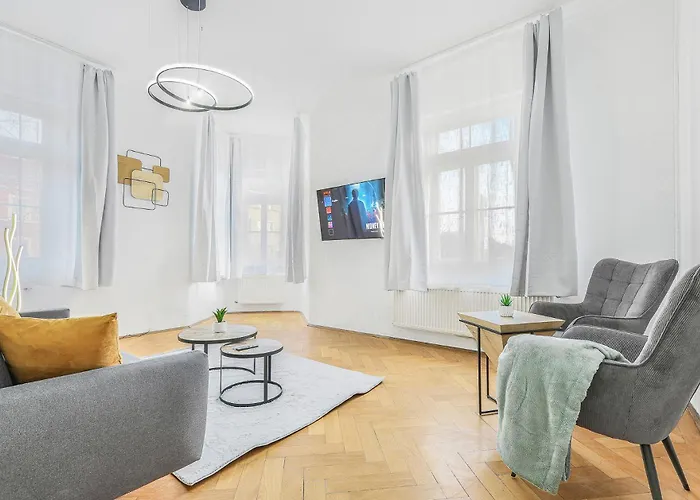 Cruwzo I Modern Centrally Located With Parking Modern Centrally Located With Parking Apartment