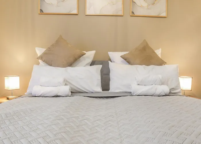 Cruwzo I Modern Centrally Located With Parking Modern Centrally Located With Parking