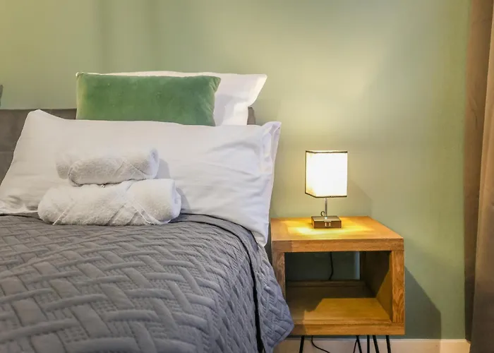 Cruwzo I Modern Centrally Located With Parking Modern Centrally Located With Parking